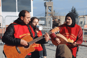 Tutuklu arkadaşlarına cezaevi &ouml;n&uuml;nde destek konseri