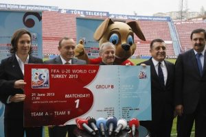 FIFA ve TFF heyeti H&uuml;seyin Avni Aker'de incelemede bulundu