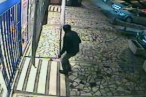 Sigara hırsızları g&uuml;venlik kamerasında