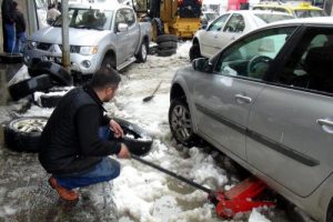 Kar yağınca lastik&ccedil;iler fazla mesai yaptı