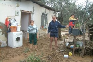 Sel sularından &ccedil;atıya &ccedil;ıkarak kurtulan aile perişan