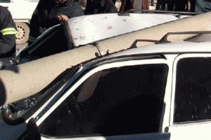 Aydınlatma direği otomobilin &uuml;zerine d&uuml;şt&uuml;