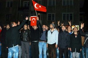 500 kişi fak&uuml;lteyi bastı!