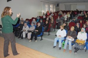 &Ouml;ğrenci ve velilere sağlıklı beslenmenin &ouml;nemi anlatıldı