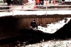K&ouml;pr&uuml; &ccedil;ocuğun &uuml;zerine &ccedil;&ouml;kt&uuml;!