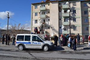 &Ccedil;akmakla oynarken evi yaktı