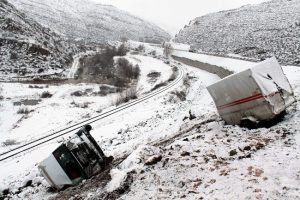 U&ccedil;uruma yuvarlanan minib&uuml;ste 5 kişi yaralandı