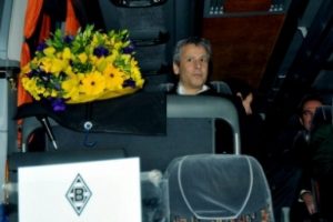 &Ccedil;i&ccedil;ekli karşılamaya UEFA duyarsız kalmadı