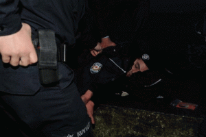 &Ccedil;evik Kuvvet polisinden insanlık dersi