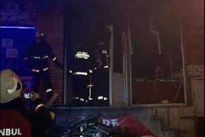 Alevlerin arasından 5 kişiyi kurtardı