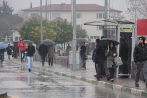 Sağanak yağmur Bursa'yı fel&ccedil; etti