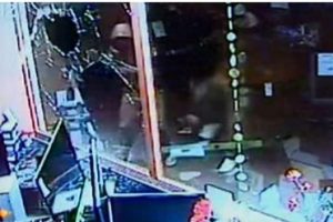 Vitrin camını kırıp televizyonları b&ouml;yle &ccedil;aldılar
