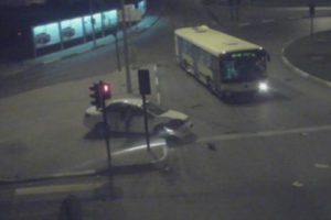 Camdan fırlayan yolcu otomobilin altında kaldı