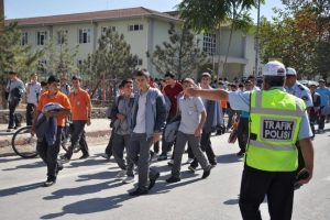 Okul &ccedil;evresinde gezenlere para cezası