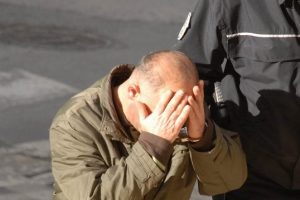 Kablo hırsızı &ccedil;uvalla ka&ccedil;arken yakalandı