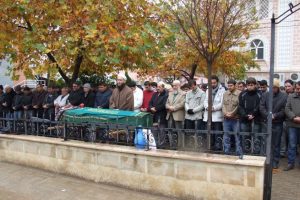 Baltayla &ouml;ld&uuml;r&uuml;len kadının cenazesi, toprağa verildi