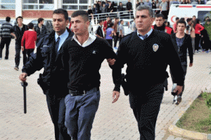 Okulda meydan savaşı: 6 yaralı, 8 g&ouml;zaltı