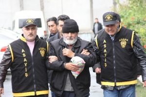 Polis cinayet zanlısına &ccedil;ocuğu hastalanınca ulaştı