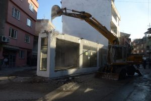 Uludağ'ın eteklerindeki ka&ccedil;ak villa yıkıldı