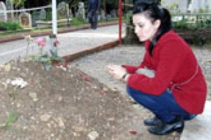 Şehidin nişanlısı K&uuml;bra'nın en zor g&uuml;n&uuml;
