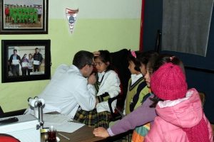 &Ouml;ğrenciler g&ouml;z taramasından ge&ccedil;iriliyor