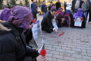 Şiddet mağduru kadınlar karanfil bıraktı