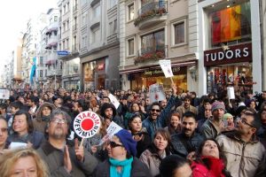 Tarihi pastanenin kapatılmasını protesto ettiler