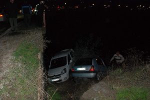 K&ouml;pr&uuml;de &ccedil;arpışan otomobiller ırmağa u&ccedil;tu