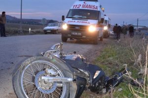 4 kişinin bindiği motosiklet bankete yuvarlandı