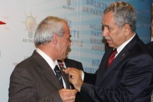 Arın&ccedil; rozet taktı, sert konuştu