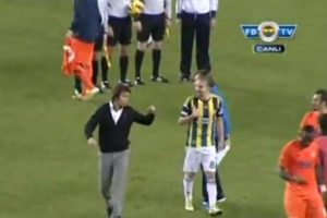 B&uuml;lent Korkmaz, Caner'in elini sıkmadı!