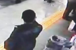 K&uuml;&ccedil;&uuml;k &ccedil;ocuğa hırsızlık yaptırırken yakalandılar