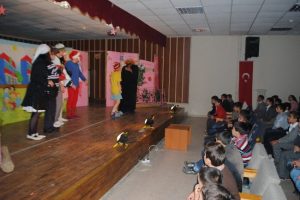 G&uuml;rsulu &ouml;ğrenciler 'İyilik Kahramanları'nı izledi