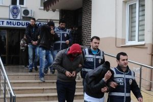 Piyasaya sahte para s&uuml;rerken yakalandılar