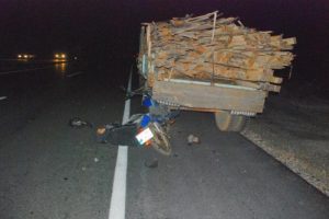 Motosikletiyle trakt&ouml;re &ccedil;arpan iş&ccedil;i &ouml;ld&uuml;