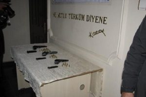Viranşehir'de huzur operasyonu: 4 g&ouml;zaltı
