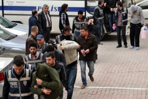 Polis ka&ccedil;ak&ccedil;ılara g&ouml;z a&ccedil;tırmıyor