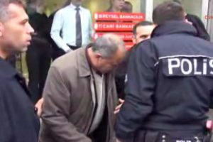 Banka &ouml;n&uuml;nde sıra kavgası
