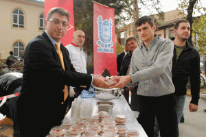 Başkan &Ouml;zc&uuml; aşure dağıttı