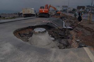 Şiddetli yağmurun aşındırdığı yol &ccedil;&ouml;kt&uuml;
