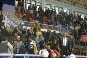 G&ouml;zaltına alınan taraftarların avukatı da fanatik &ccedil;ıktı