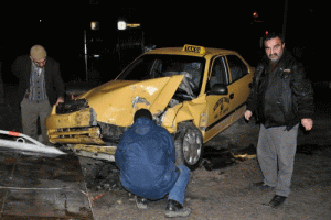 İKİ otomobil kafa kafaya &ccedil;arpıştı: 3 yaralı