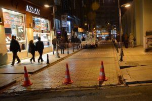 Trafiğe kapatılan sokak tepki &ccedil;ekiyor