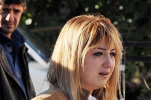 Polise &ccedil;arpan kadın s&uuml;r&uuml;c&uuml; h&uuml;ng&uuml;r h&uuml;ng&uuml;r ağladı