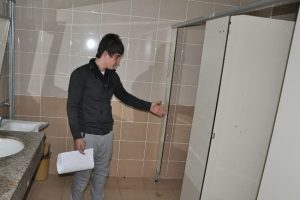 Hastanesindeki kapısız tuvalete tepki