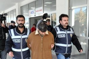 Annesinin para ve altınlarını gasp etti