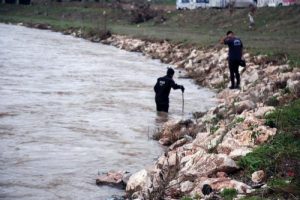 Polisten ka&ccedil;ıp dereye atlayan gen&ccedil; aranıyor
