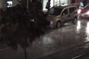 &Ccedil;anakkale'de sağanak yağış hayatı fel&ccedil; etti