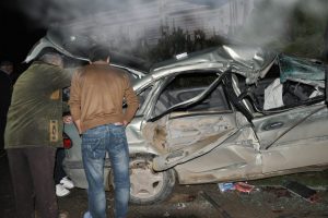 Otomobil TIR'a &ccedil;arptı: 2 &ouml;l&uuml;