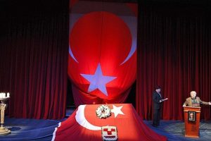 M&uuml;cap Ofluoğlu son yolculuğuna uğurlanıyor